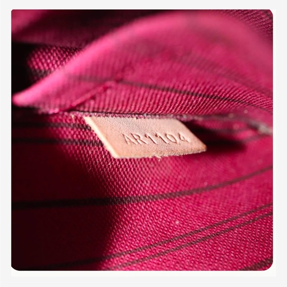 Louis  Vuitton Pochette- very good condition. Authentic guaranteed - Picture 3 of 12